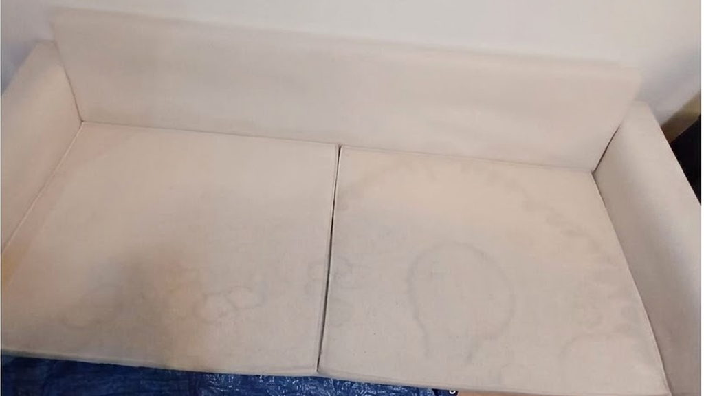 Sofá de 2 lugares creme com manchas em anel nos assentos antes da limpeza de sofá