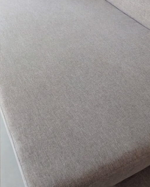 O mesmo sofá bege depois da limpeza de sofá, com o tecido limpo e uniforme