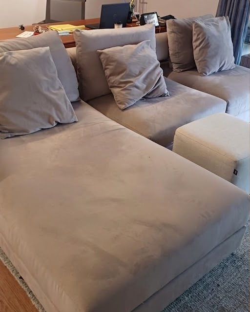 Sofá de canto com chaise encardido antes da limpeza de sofá a domicílio em São Paulo