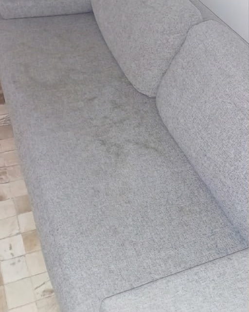 Sofá de 3 lugares em tecido cinza mescla com o assento encardido antes da higienização
