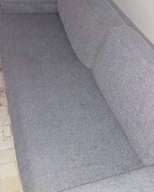O mesmo sofá de 3 lugares depois da higienização de sofá, com a cor original resgatada