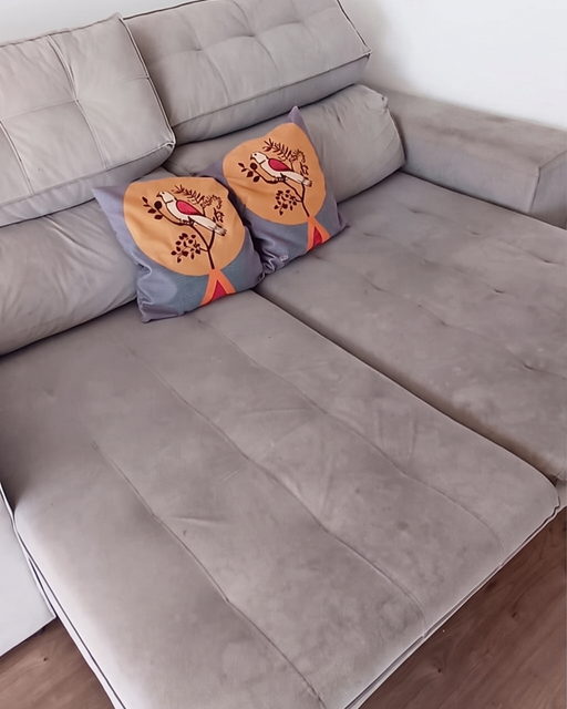 Sofá retrátil com chaise escurecido pelo uso antes da higienização de sofá