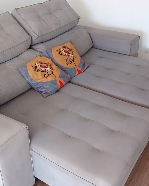 O mesmo sofá retrátil depois da higienização feita na casa do cliente
