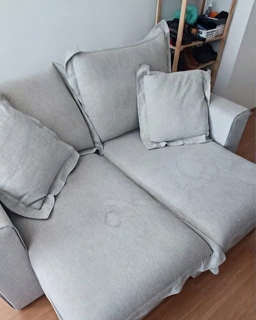 Sofá retrátil cinza-claro com marcas no assento antes da limpeza de sofá retrátil